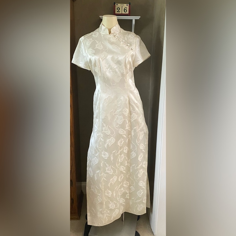 Classic Brocade Chinese Cheongsam/ Qipao Dress with Tulip Prints Ankle Length